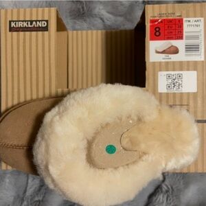 NWT Kirkland Signature Tan Shearling Platform Slippper with Cream Fur